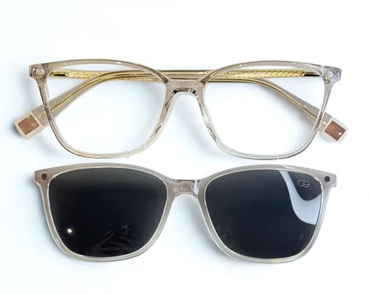 Óculos de Grau Feminino Clip-on Modelo 2 em 1 em Cinza Translúcido