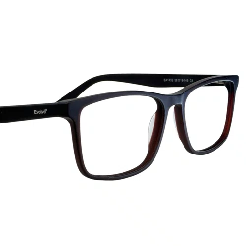 Óculos de grau masculino modelo quadrado em Preto com fundo Marrom