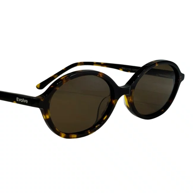 Óculos de sol feminino, modelo oval em Marrom Tartarugado