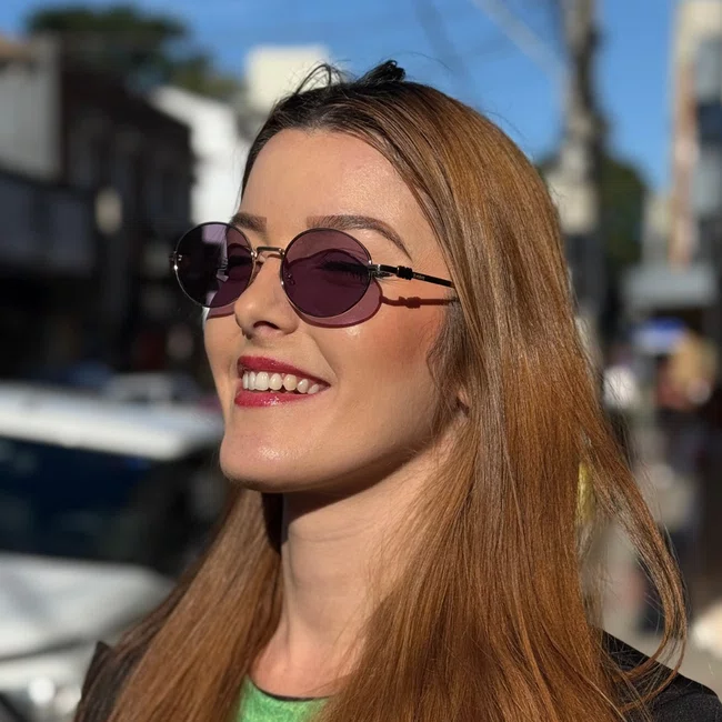 Óculos de sol Oval Evolve, em Metal Dourado com Lente Cosmética Roxa