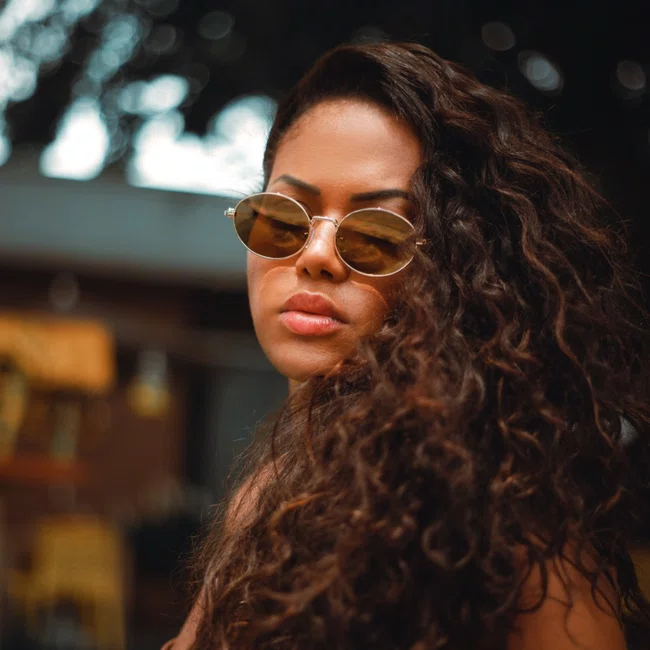Óculos de sol Oval Evolve, em Metal Dourado com Lente Marrom Espelhada