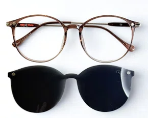 Óculos de Grau Feminino Clip-on Modelo 2 em 1 em Marrom Translúcido