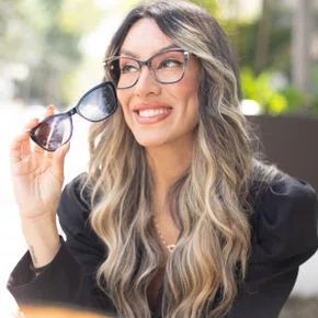 Óculos de Grau Feminino Clip-on Modelo 2 em 1 em Preto com Transparência