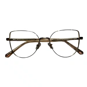 Óculos de grau feminino modelo gatinho em Dourado