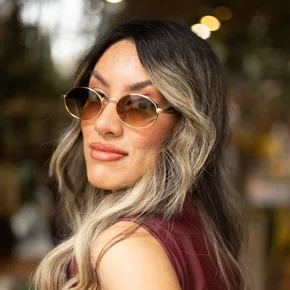 Óculos de sol, modelo oval em Dourado