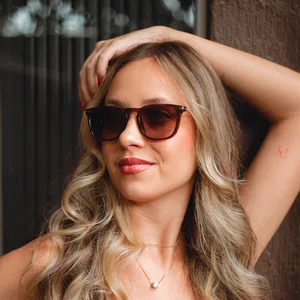 Óculos de sol, modelo quadrado em Marrom