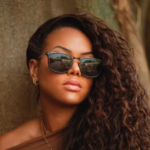 Óculos de sol, modelo quadrado em Preto Translúcido