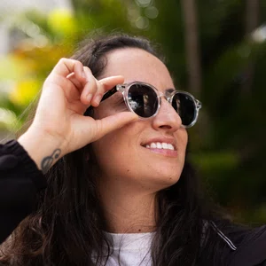 Óculos de sol, modelo redondo em Transparente