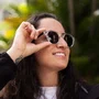 Óculos de sol, modelo redondo em Transparente