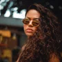 Óculos de sol Oval Evolve, em Metal Dourado com Lente Marrom Espelhada